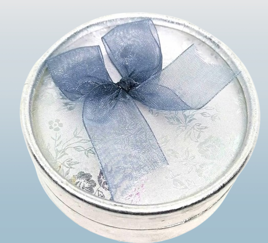 Dárková krabička stříbrná kulatá (8 × 3 cm, velkoobchodní balení 12 ks)