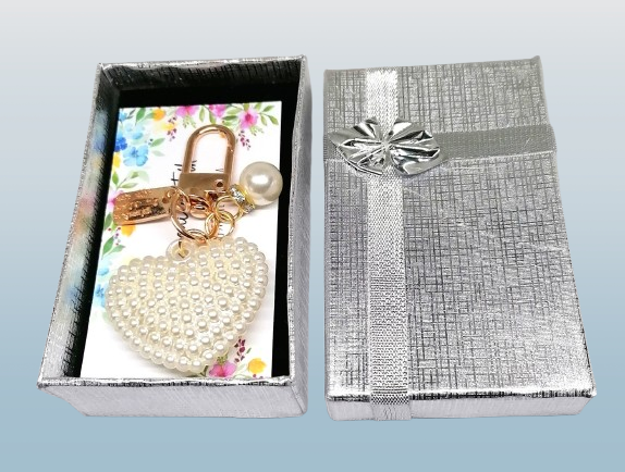 Dárkově balená klíčenka srdíčko s kartičkou