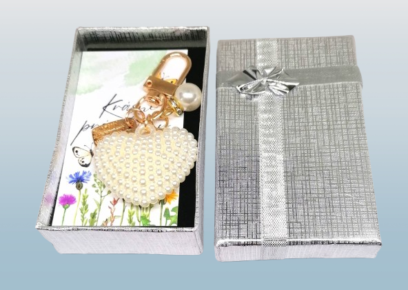 Dárkově balená klíčenka srdíčko s kartičkou Krásné prázdniny