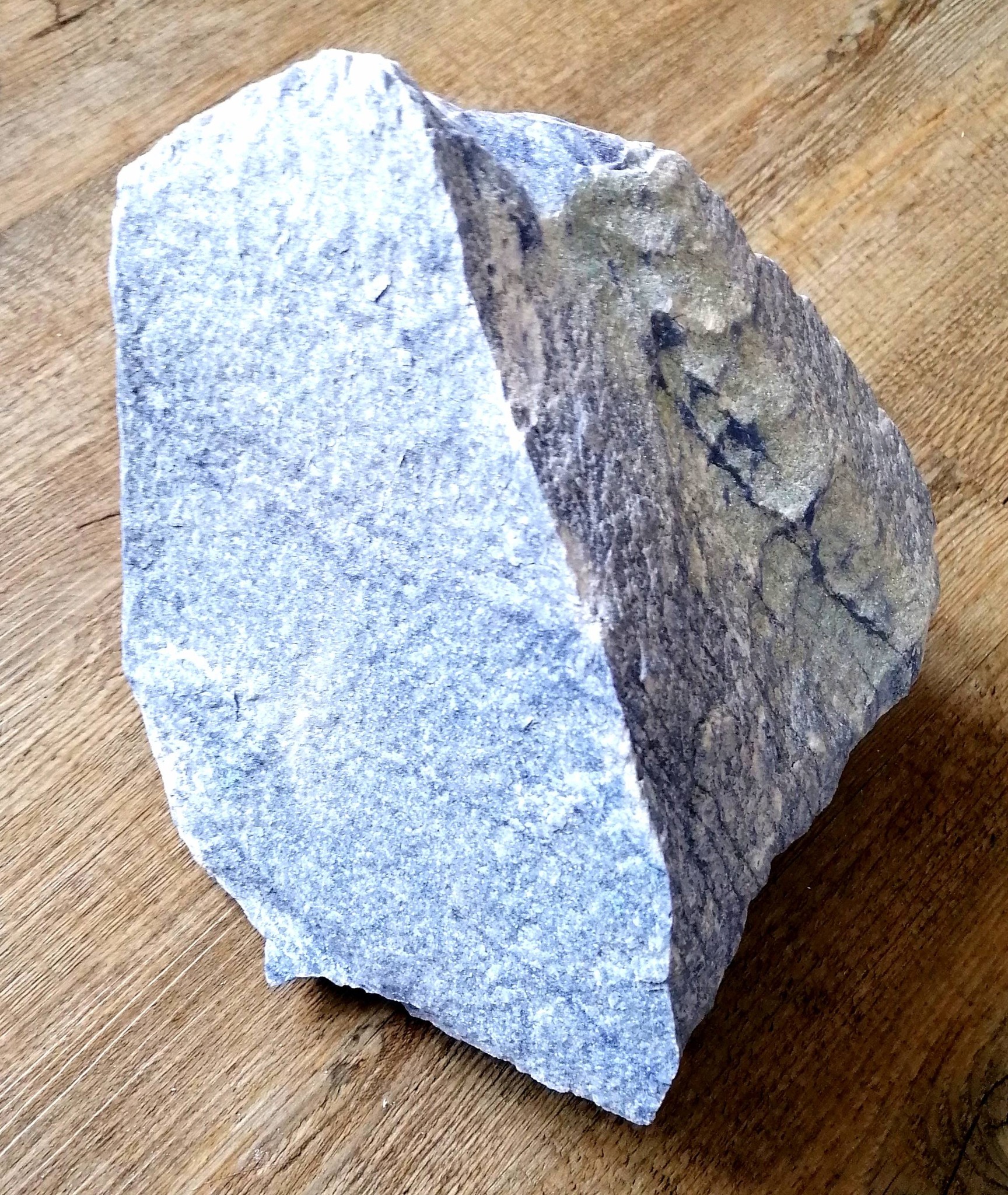 Modrý křemen surový obří blok 7,46 kg (25×20×15 cm) – kámen klidu z Brazílie