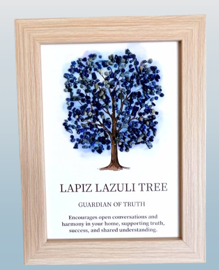 Strom života v dřevěném rámu s lapisem lazuli 21 × 15,5 cm – duchovní dekorace pro klid a ochranu