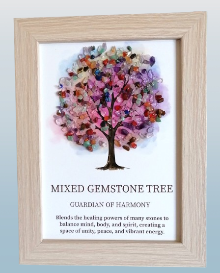 Strom života v dřevěném rámu s mixem minerálů 21 × 15,5 cm – duchovní dekorace pro klid a ochranu