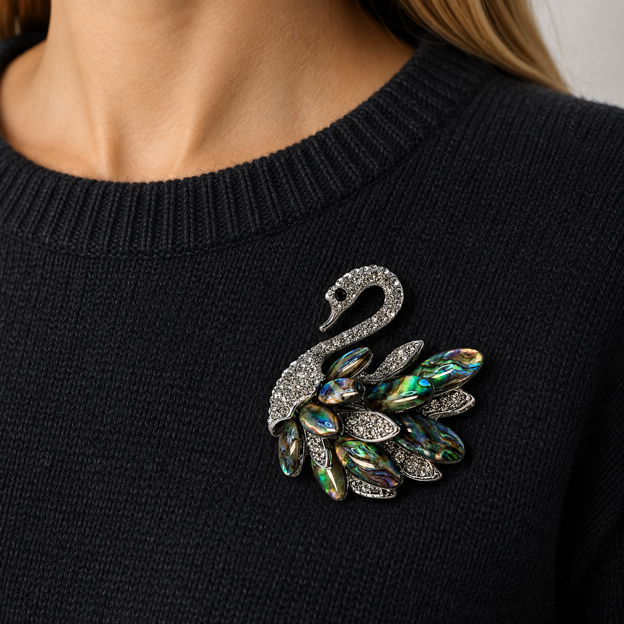 Brož labuť s mušlí Paua – Abalone | elegantní šperk 4 × 3,5 cm