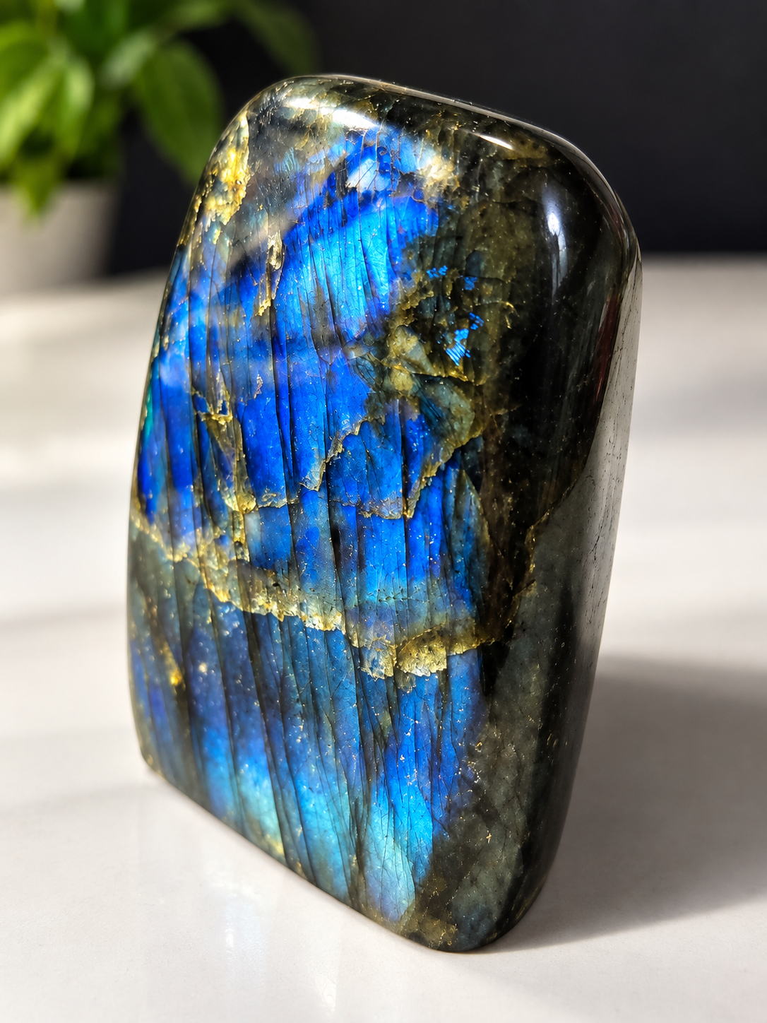 Labradorit obelisk v AA kvalitě z Madagaskaru 750 g