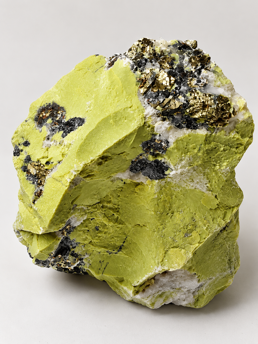 Serpentin s pyritem – surový minerál z Peru, 1 kg