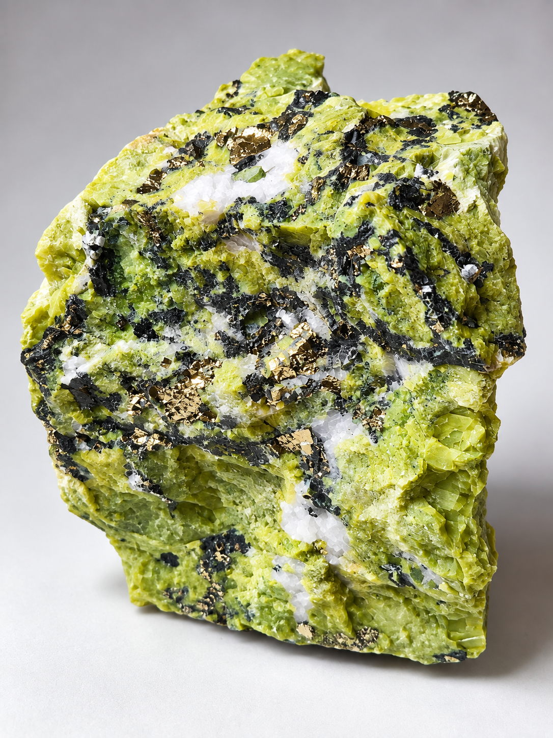 Serpentin s pyritem z Peru, krásný kus 1 kg