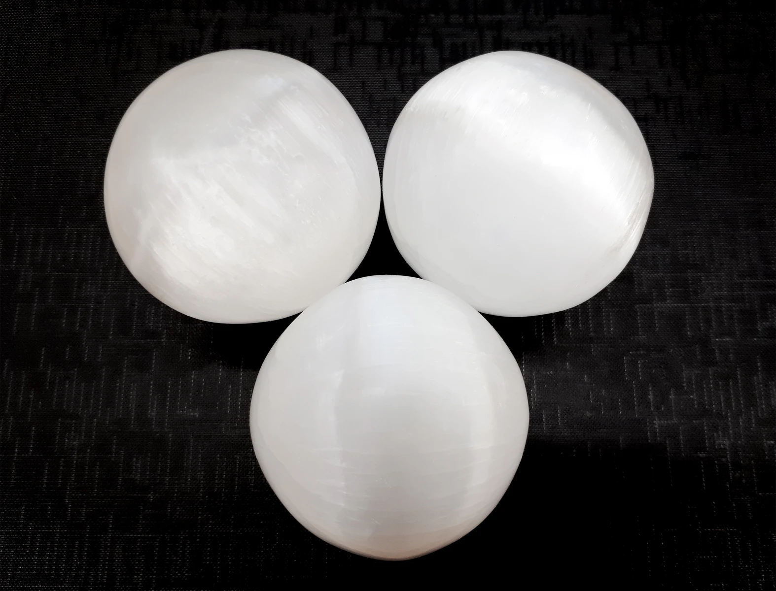 Přírodní selenitová koule 3,5–4 cm | Esoterický očistný kámen z Maroka