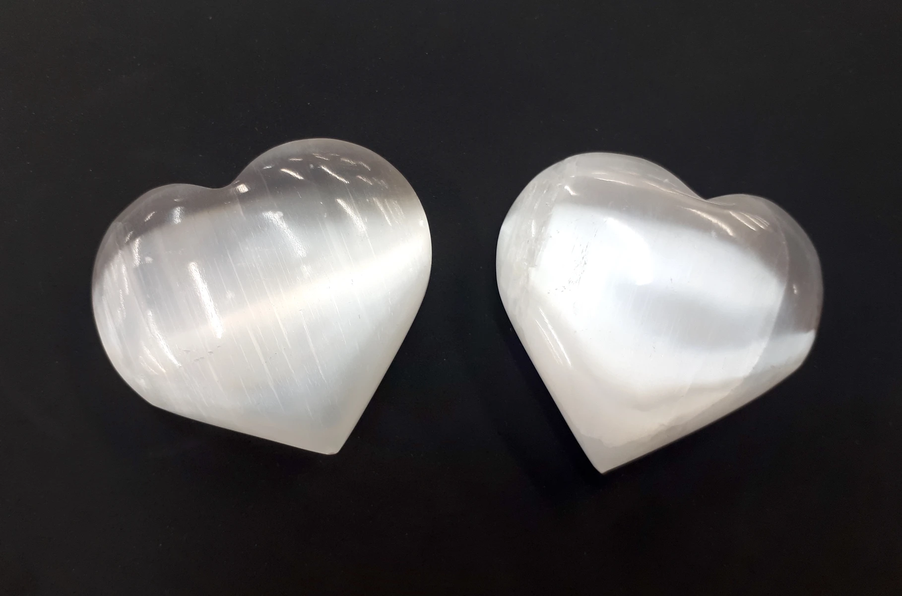 Selenitové srdce velké 6–7 cm – přírodní esoterický kámen pro harmonii a léčbu