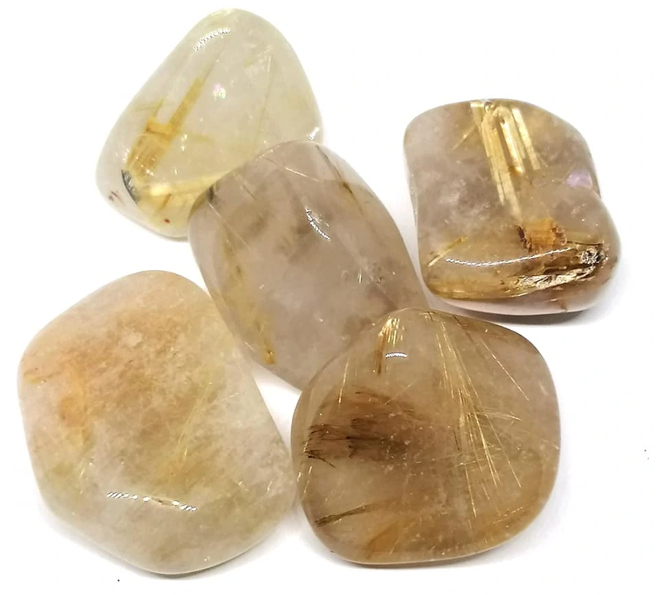 Křišťál s rutilem (sagenit) – tromlovaný | Velikost cca 1,5–2 cm