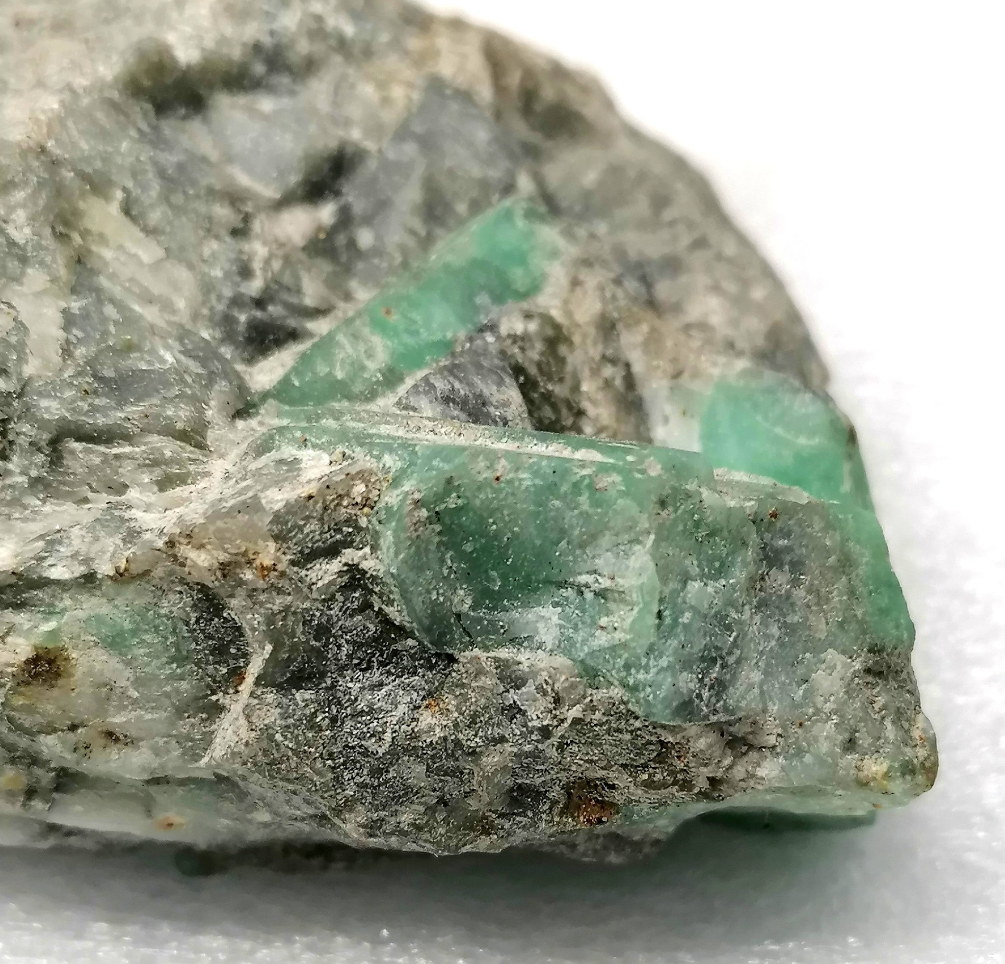 Smaragd s velkými krystaly 352 g – AA kámen z Brazílie