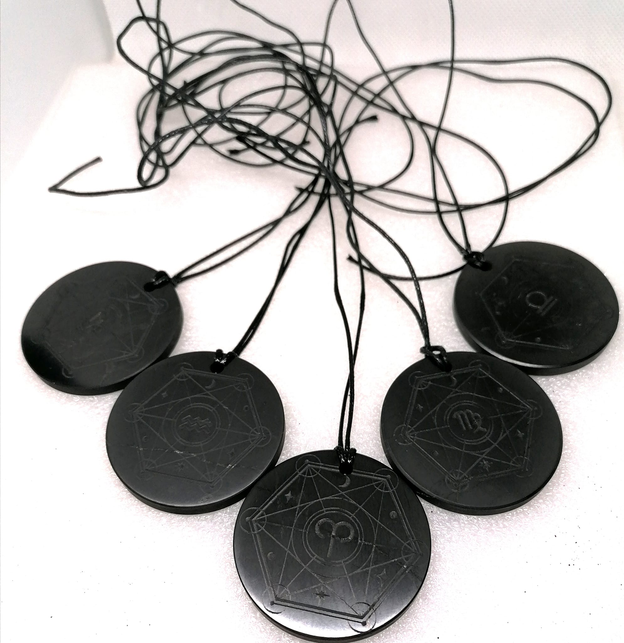Šungit přívěsek Lev – esoterický ochranný talisman