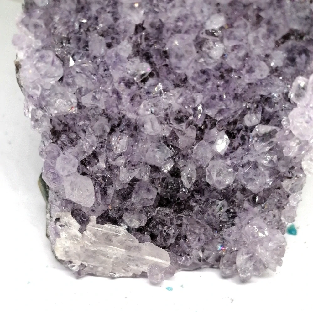 Ametystová geoda 816 g – přírodní krystal s kalcitem z Uruguaye