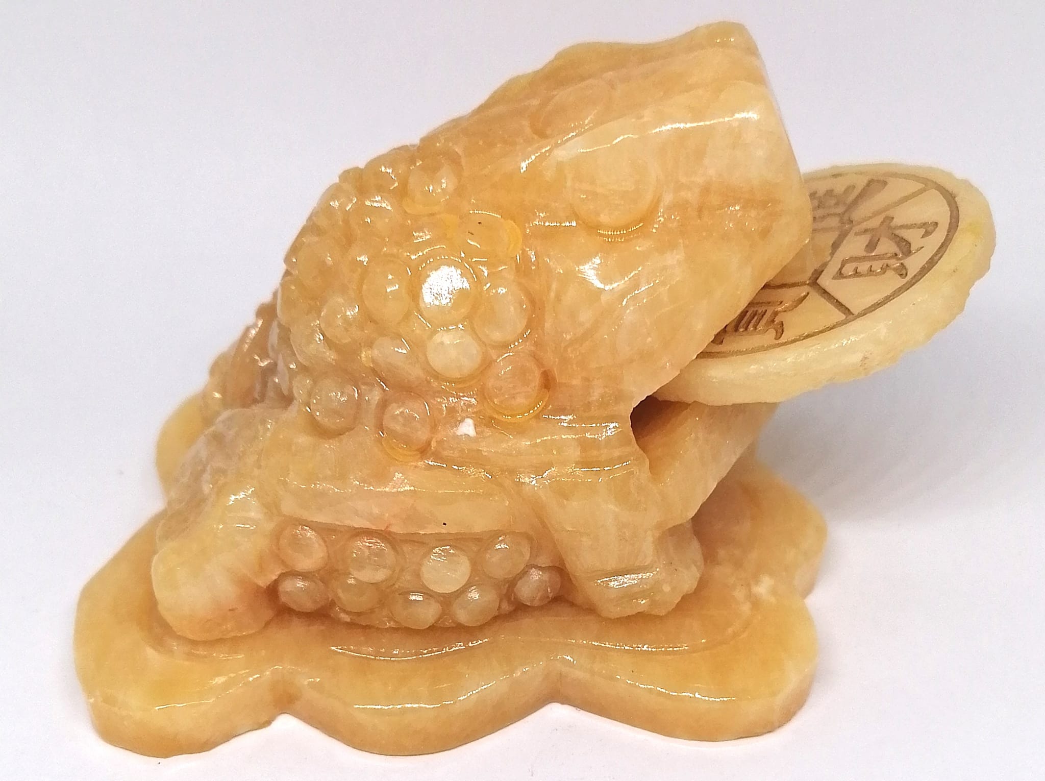 Kalcitová peněžní žába – třínohá soška hojnosti a štěstí, 11 cm