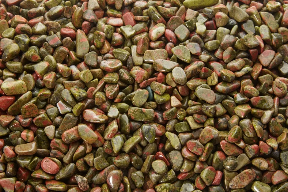 Unakit chips 50 g – tromlované kameny pro dekoraci, šperky a esoteriku