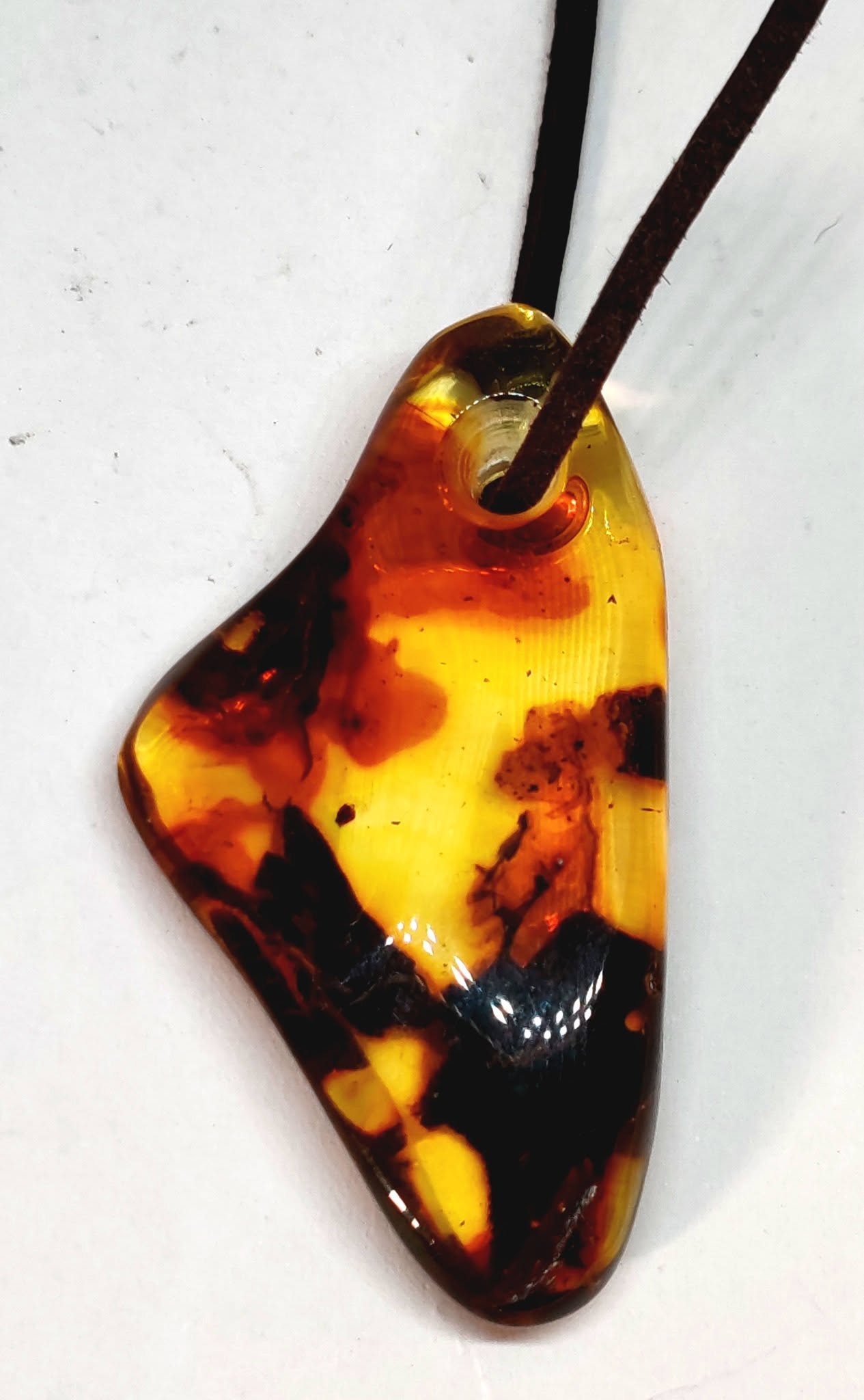 Jantar pravý přívěsek exkluziv, váha 5,15 g /4,7x2,5x0,6 cm/
