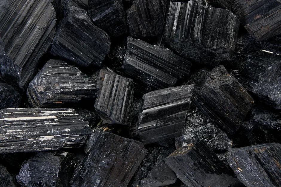 Přírodní černý turmalín (skoryl) – sáček 100 g ochranného minerálu