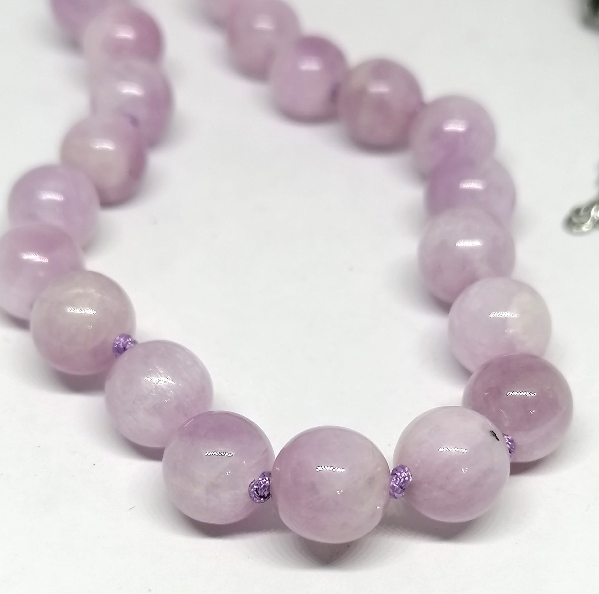 Kunzitový náhrdelník v AA kvalitě s chirurgickou ocelí