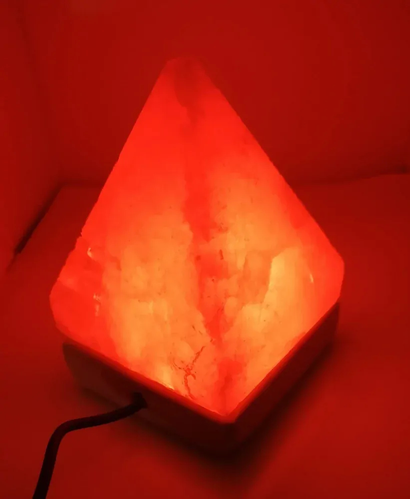 USB solná lampa Pyramida 9 cm – vícebarevné LED podsvícení | Kompaktní design pro klid a harmonii