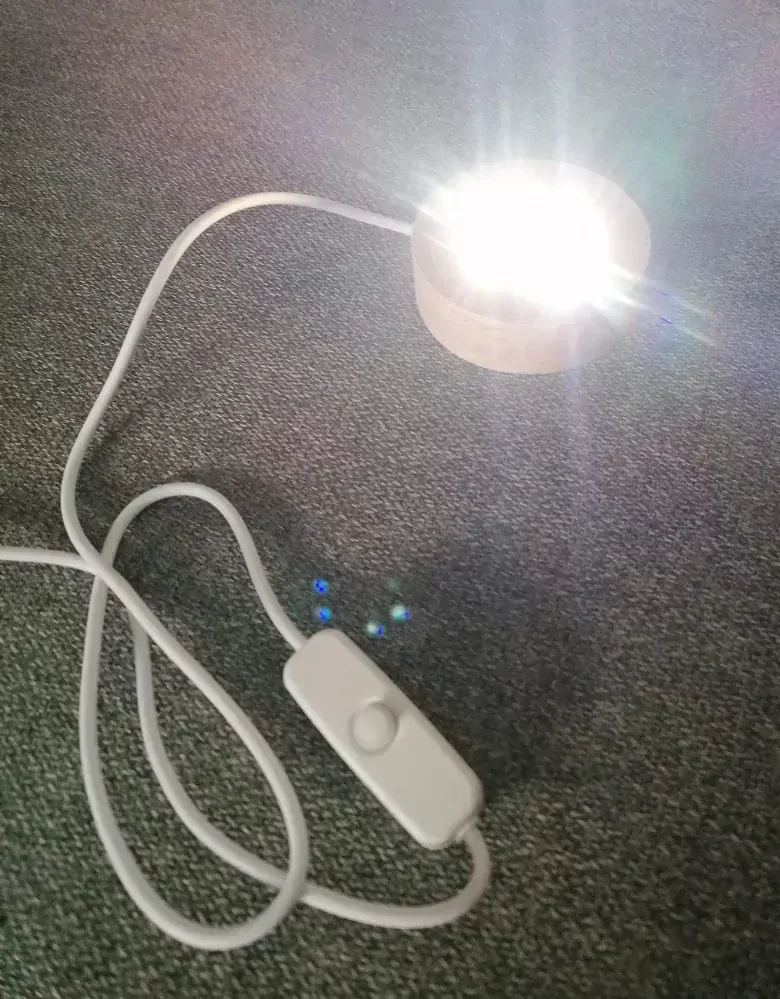 Osvětlený podstavec LED pod kameny a minerály – USB napájení, ideální pro feng shui