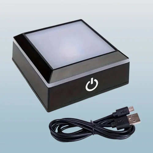 LED podstavec na minerály – černo-stříbrný stojánek na baterie i USB 