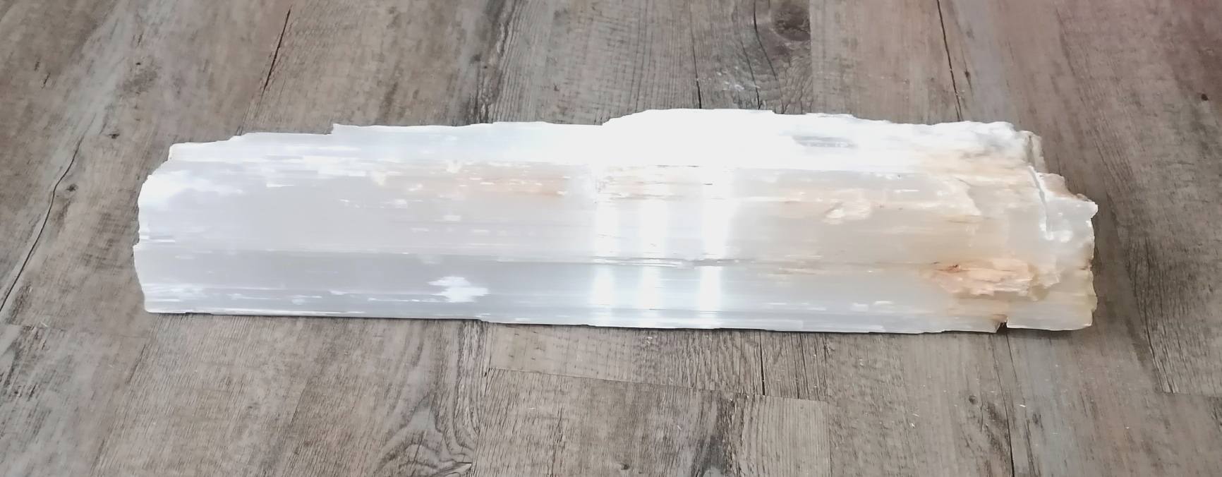 Selenitový krystal 4,2 kg – délka 44 cm, silný energetický kámen