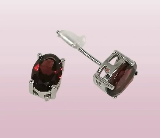 Granátové náušnice z chirurgické oceli 5×7 mm