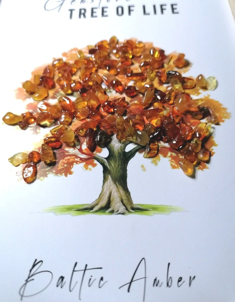 Strom života v dřevěném rámu s baltským jantarem 20,5 × 15,5 cm – ochranná esoterická dekorace