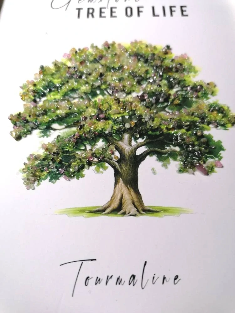 Strom života v dřevěném rámu s turmalínem melounovým 20,5 × 15,5 cm – esoterická dekorace pro harmonii
