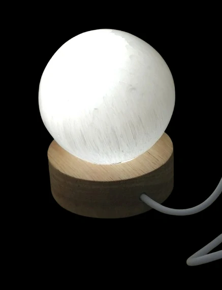 Selenit koule 6 cm + svítící podstavec USB, bílé světlo