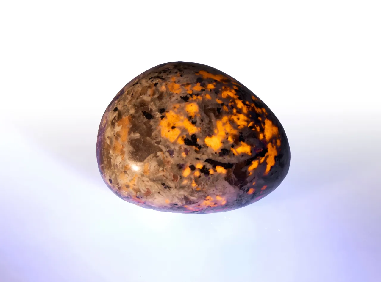 Yooperlit (fluorescenční syenit se sodalitem)