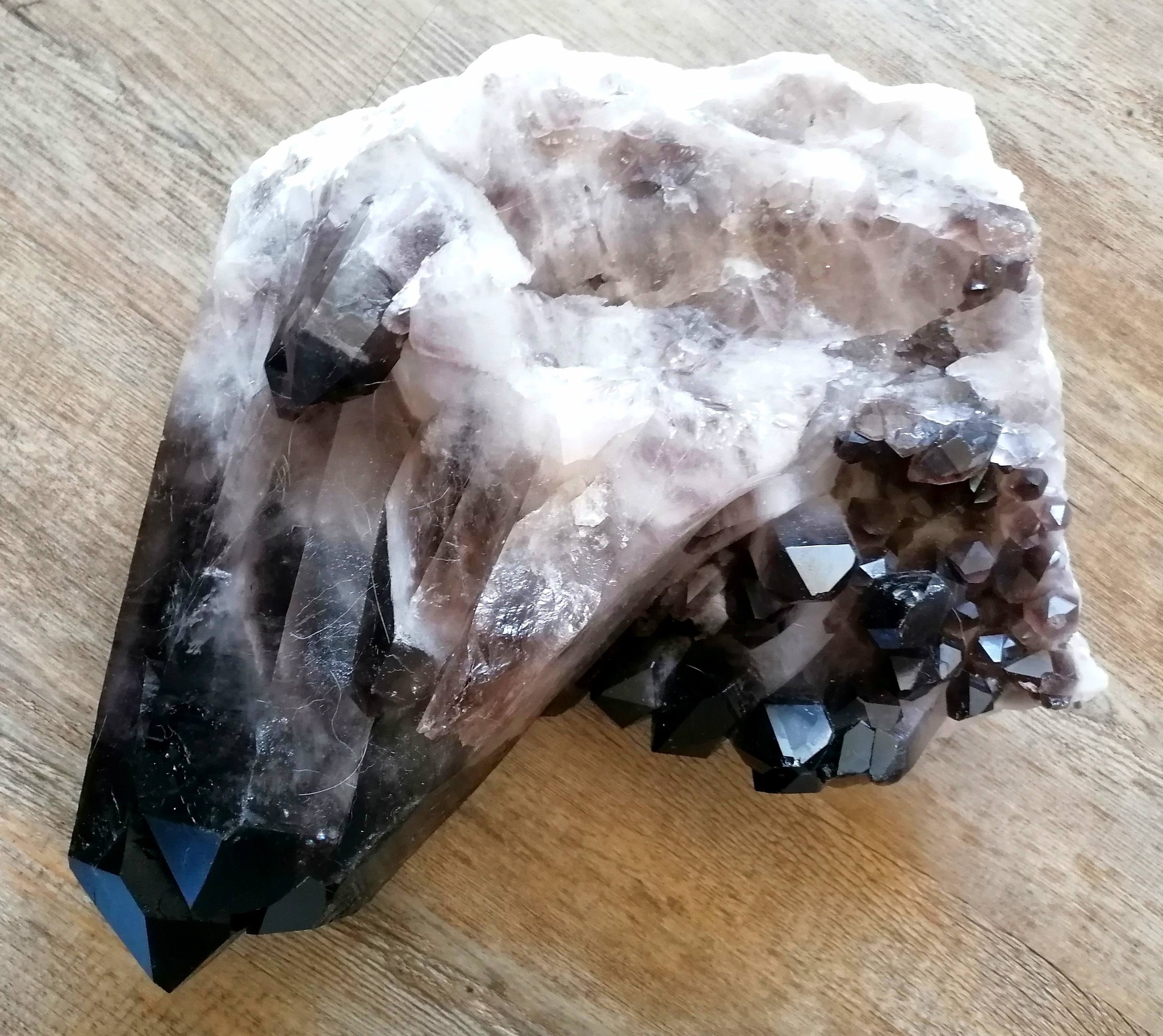 Záhněda drúza obří 8,4 kg přírodní krystal pro očistu prostoru