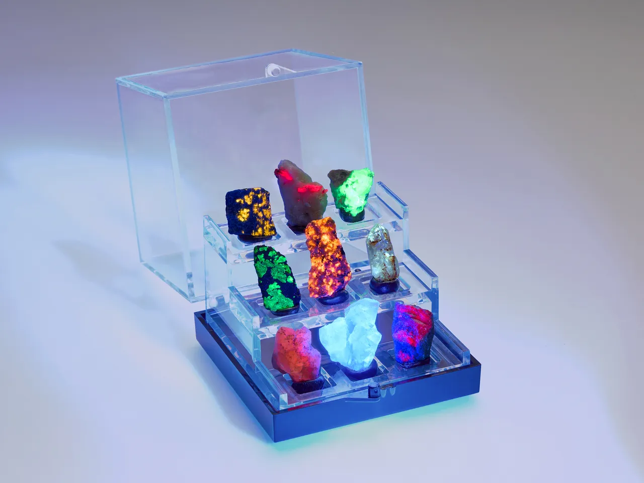 Velká Sbírka-galerie fluorescenčních minerálů, 68 x 68 mm