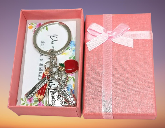 Dárkově balená klíčenka - symbolika učitelky s kartičkou