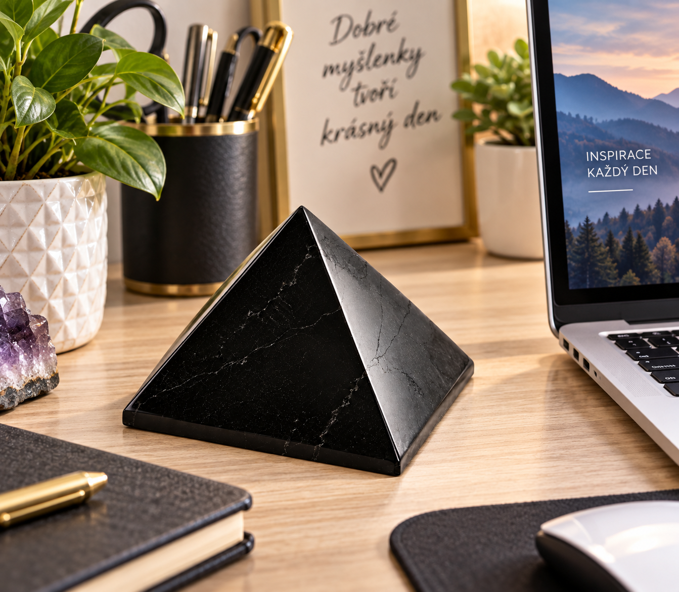 Šungitová pyramida 3 cm – energie a ochrana před zářením (AKCE)