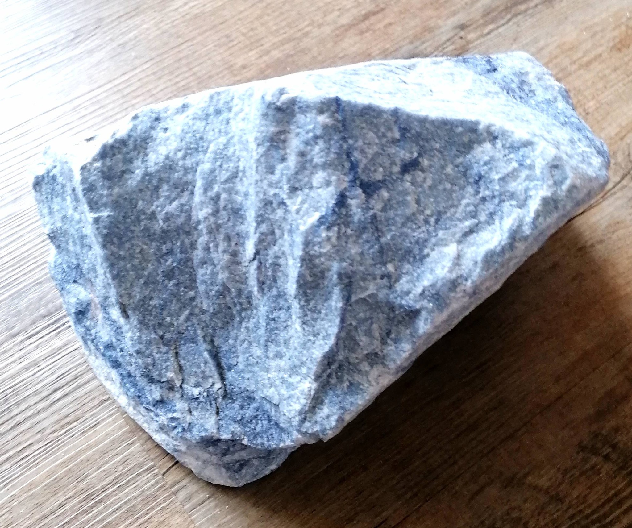 Modrý křemen surový obří blok 7,46 kg (25×20×15 cm) – kámen klidu z Brazílie