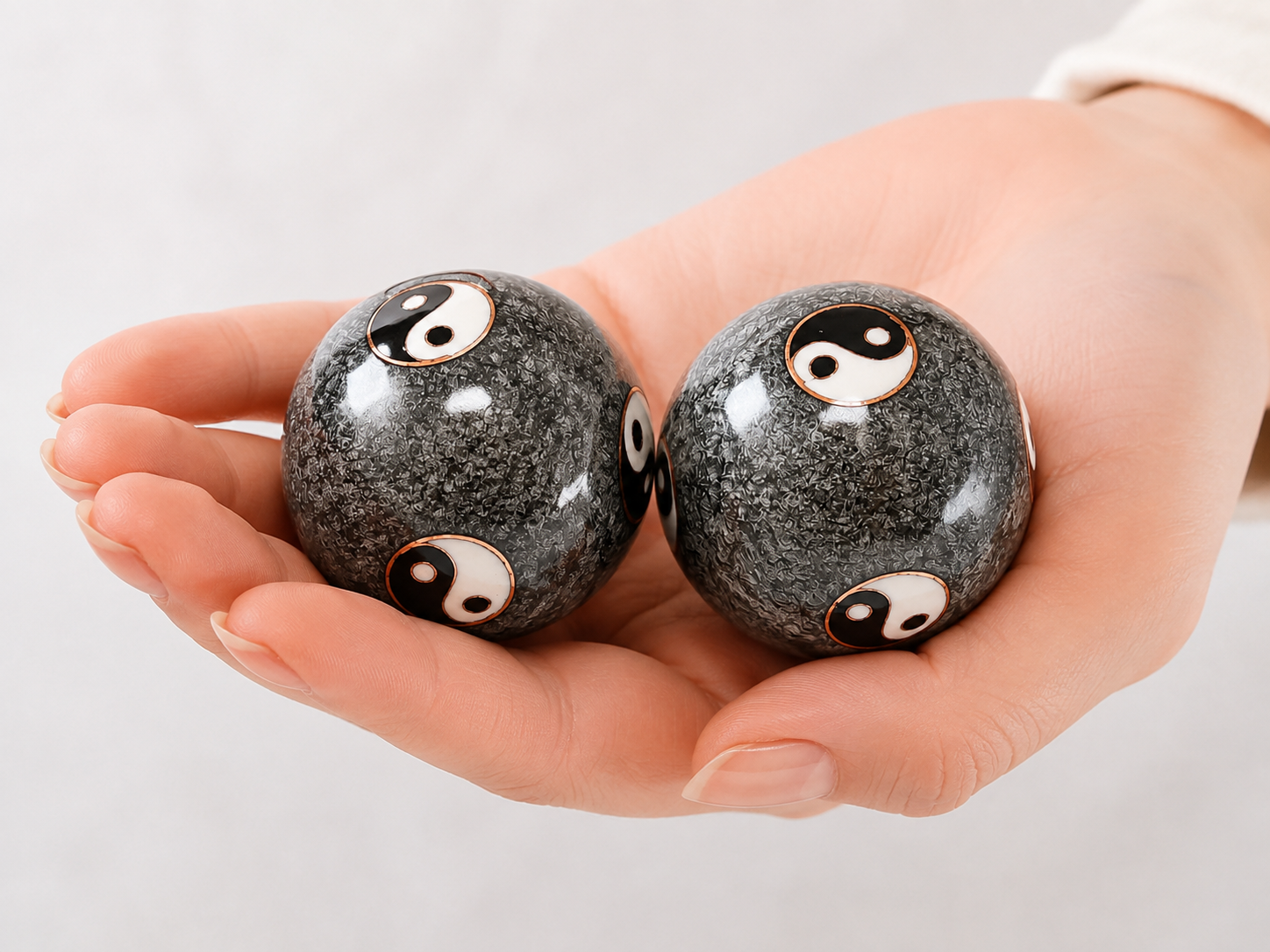 Stříbrné čínské meditační a relaxační koule Jin Jang – lesklé 4 cm