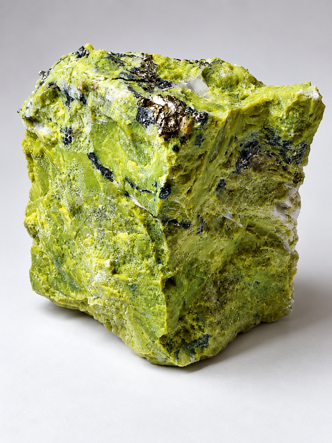 Serpentin s pyritem z Peru, krásný kus 1 kg