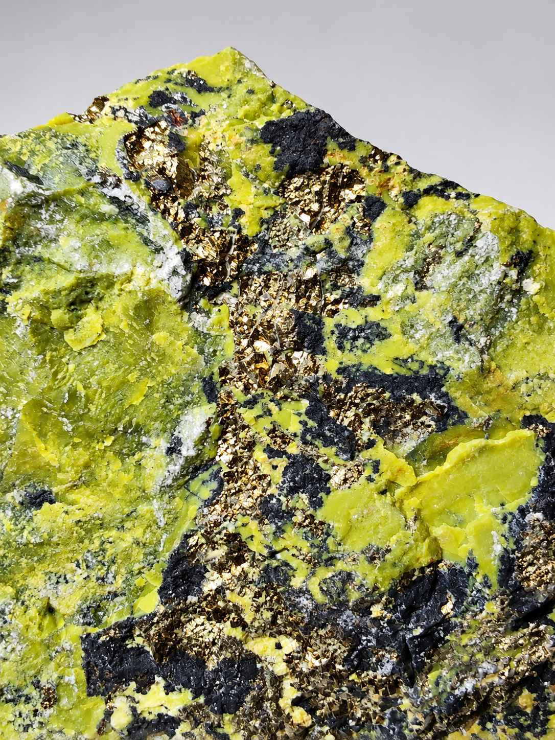 Serpentin s pyritem – surový minerál z Peru, 2,5 kg