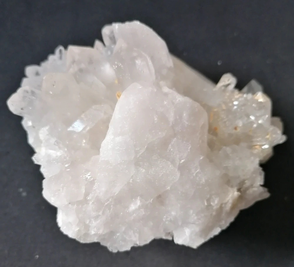 Křišťálová drůza s drobnými špicemi 295 g