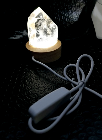 Křišťálová špice na bílém svítícím podstavci – dekorace i energetický kámen