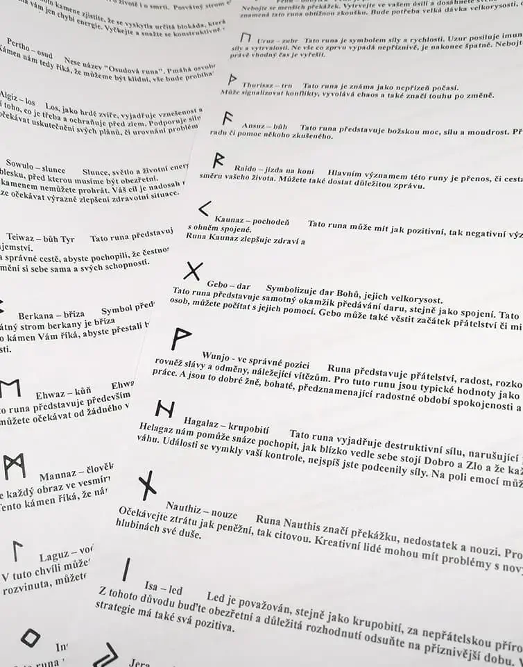 Runové kameny z křišťálu s ochranným sáčkem – sada 25 kamenů pro věštění a duchovní práci