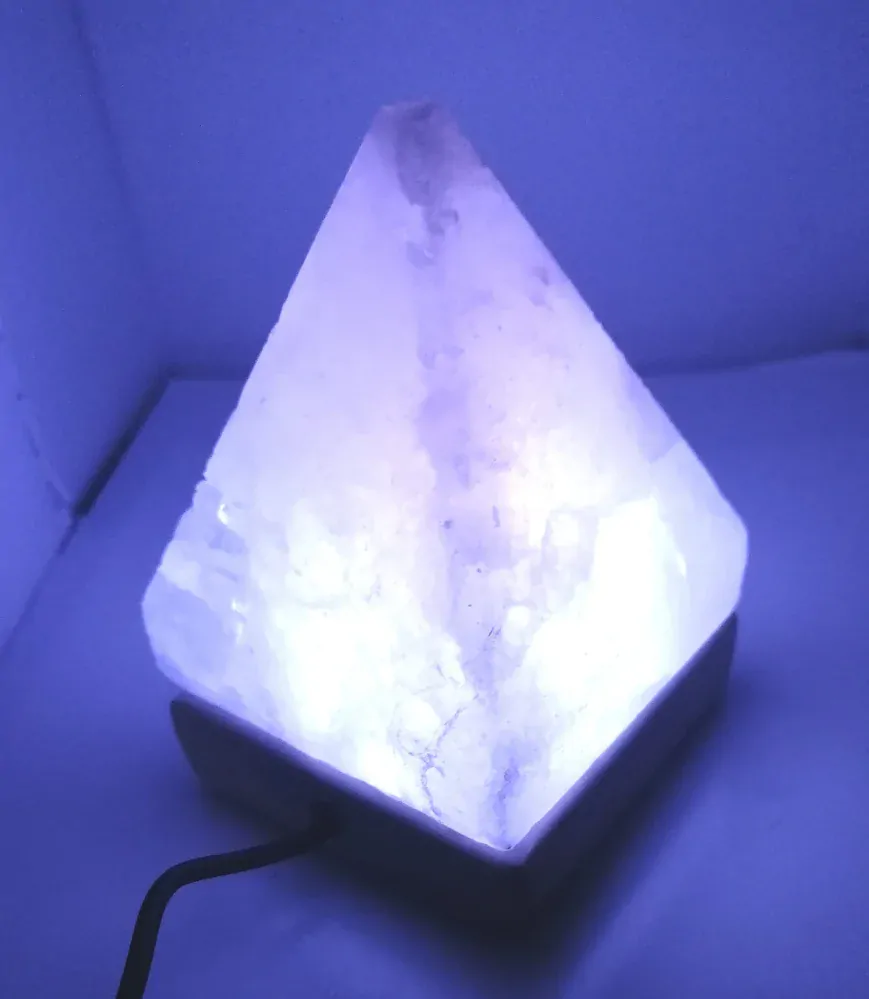 USB solná lampa Pyramida 9 cm – vícebarevné LED podsvícení | Kompaktní design pro klid a harmonii