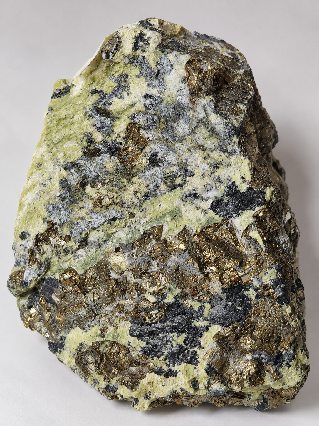 Serpentin s pyritem z Peru, 2,5 kg