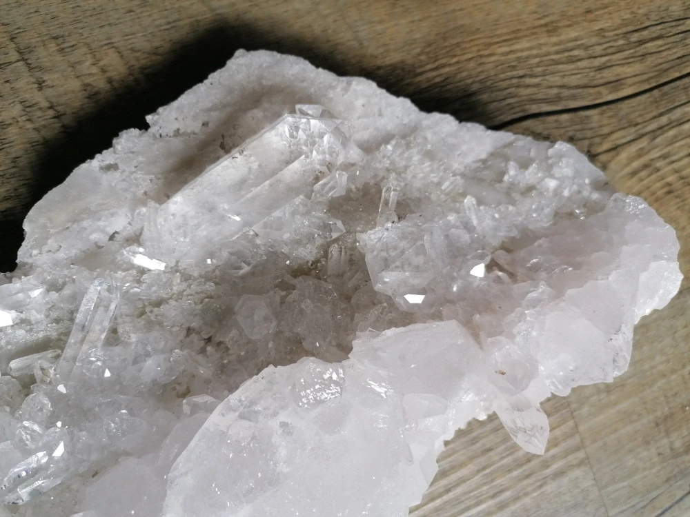 Křišťálová drúza 1176 g – přírodní křišťál pro harmonii, energii a očistu prostoru