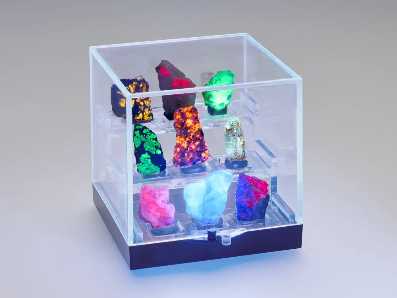 Velká Sbírka-galerie fluorescenčních minerálů, 68 x 68 mm