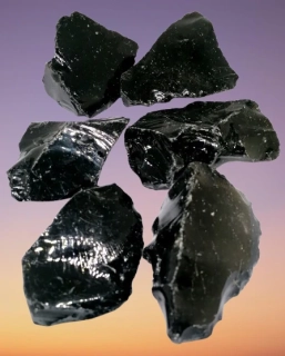 Černý obsidián – přírodní kusy, balení 1 kg pro očistu, ochranu a esoterické využití