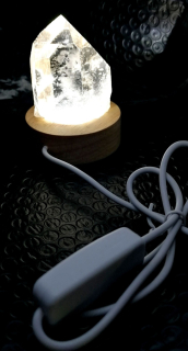 Křišťálová špice na bílém svítícím podstavci – dekorace i energetický kámen
