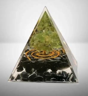 Orgonitová pyramida s onyxem a stromem života z olivínu