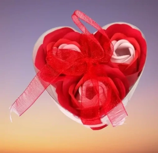 Červené mýdlové růže v dárkovém balení – romantický a voňavý dárek