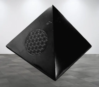 Šungitová pyramida s květem života – 5 cm, harmonizační kámen